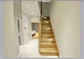 Luxury 4-Bed Apartment with Balcony & Garden, Near Emirates Stadium, 15 Mins to Central London